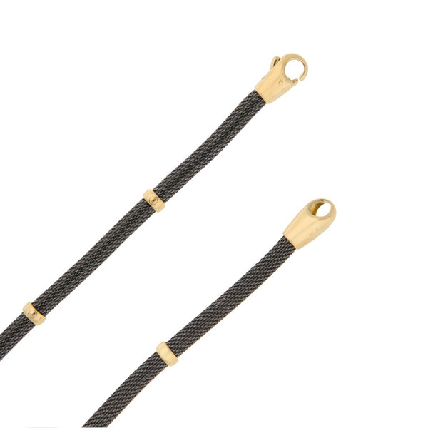 Juego de gargantilla y pulsera eslabón tejido en acero con aplicaciones, casquillo y broche en oro amarillo 18 kilates.