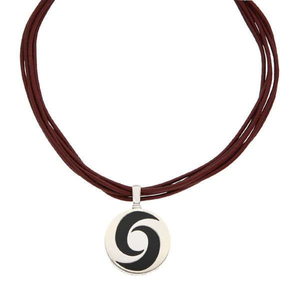 Gargantilla cinco hilos en piel con casquillos y broche de acero, dije diseño especial con onix firma Bulgari en acero y oro blanco 18 kilates.