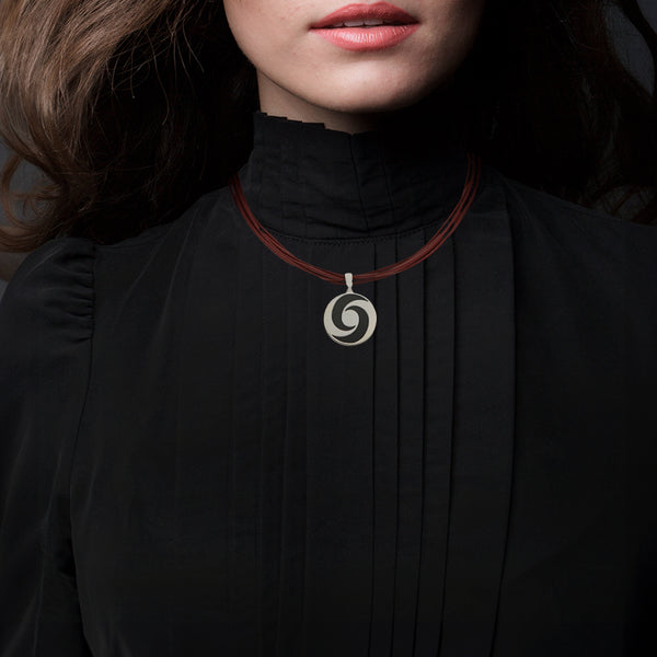 Gargantilla cinco hilos en piel con casquillos y broche de acero, dije diseño especial con onix firma Bulgari en acero y oro blanco 18 kilates.