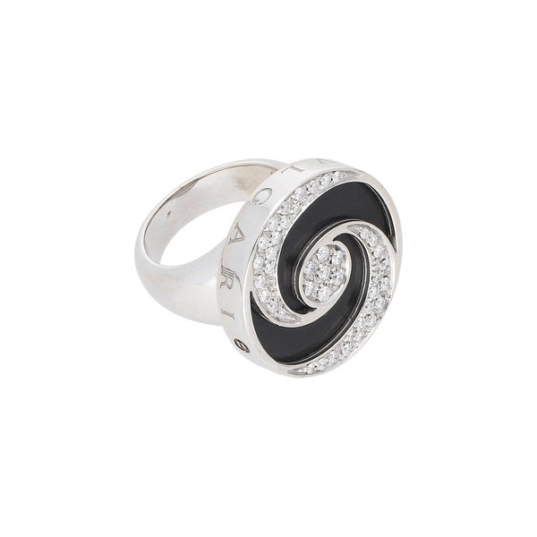 Anillo giratorio firma Bulgari con diamantes y ónix en acero y oro blanco 18 kilates.