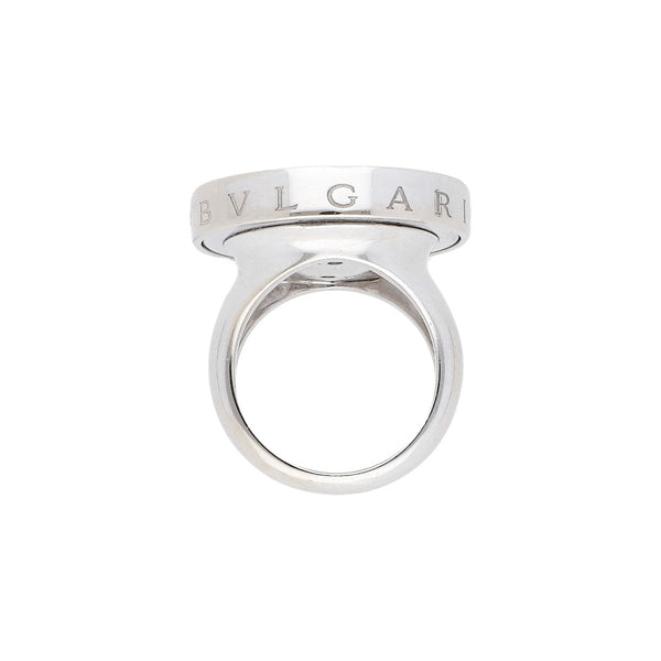 Anillo giratorio firma Bulgari con diamantes y ónix en acero y oro blanco 18 kilates.