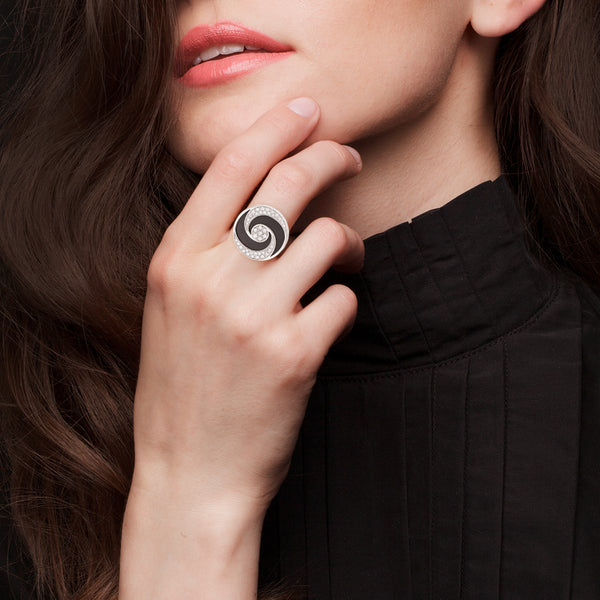 Anillo giratorio firma Bulgari con diamantes y ónix en acero y oro blanco 18 kilates.