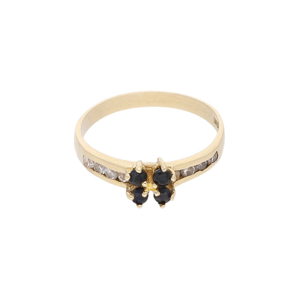 Anillo diseño especial con sintéticos en oro amarillo 14 kilates.