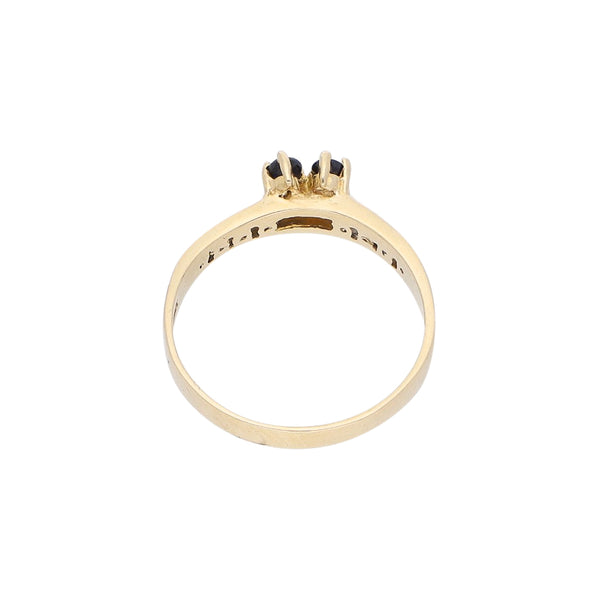 Anillo diseño especial con sintéticos en oro amarillo 14 kilates.