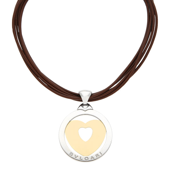 Gargantilla en piel con broche y casquillos en oro amarillo 18 kilates y dije diseño especial motivo corazón firma Bvlgari en acero y oro amarillo 18 kilates.