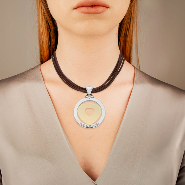 Gargantilla en piel con broche y casquillos en oro amarillo 18 kilates y dije diseño especial motivo corazón firma Bvlgari en acero y oro amarillo 18 kilates.