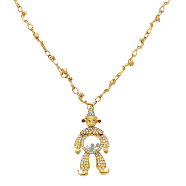 Collar eslabón combinado firma Carrera y Carrera con dije diseño especial con diamantes, esmeralda, rubí y zafiros motivo arlequín firma Chopard en oro amarillo 18 kilates.