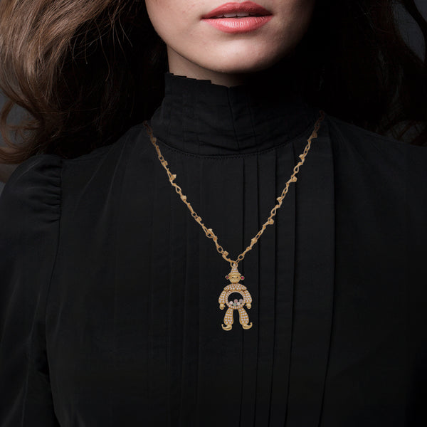 Collar eslabón combinado firma Carrera y Carrera con dije diseño especial con diamantes, esmeralda, rubí y zafiros motivo arlequín firma Chopard en oro amarillo 18 kilates.