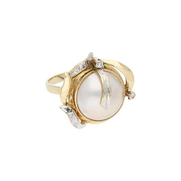 Anillo diseño especial con perla y sintéticos en oro amarillo 14 kilates.