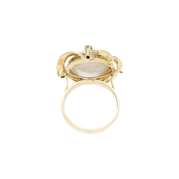Anillo diseño especial con perla y sintéticos en oro amarillo 14 kilates.