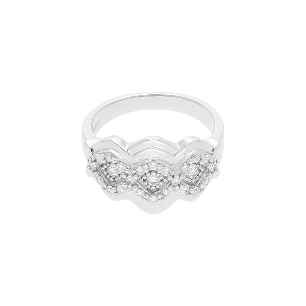Anillo diseño especial con diamantes en oro blanco de 14 kilates.