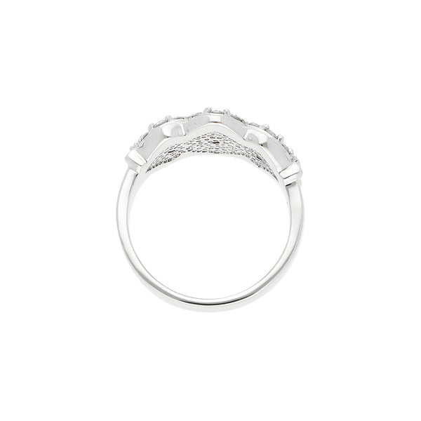 Anillo diseño especial con diamantes en oro blanco de 14 kilates.