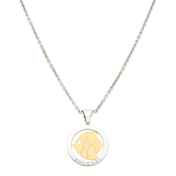 Juego de collar eslabón cruzado y dije diseño especial motivo pez en acero y oro firma Bvlgari en oro de dos tonos 18 kilates.