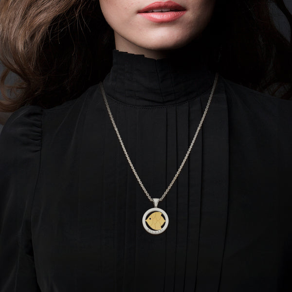 Juego de collar eslabón cruzado y dije diseño especial motivo pez en acero y oro firma Bvlgari en oro de dos tonos 18 kilates.