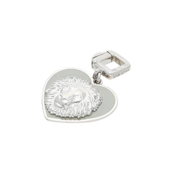 Dije diseño especial motivo corazón con esmalte,zafiro,aplicación motivo león firma Louis Vuitton en oro blanco 18 kilates.