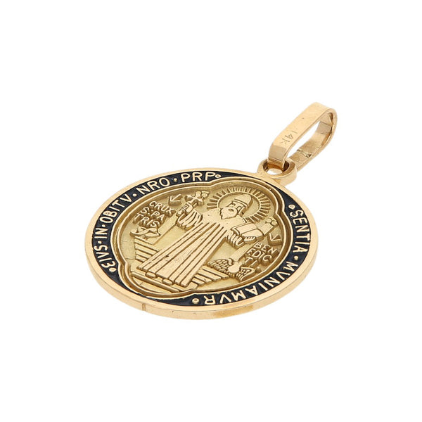 Medalla labrada con esmalte motivo San Benito en oro amarillo 14 kilates.