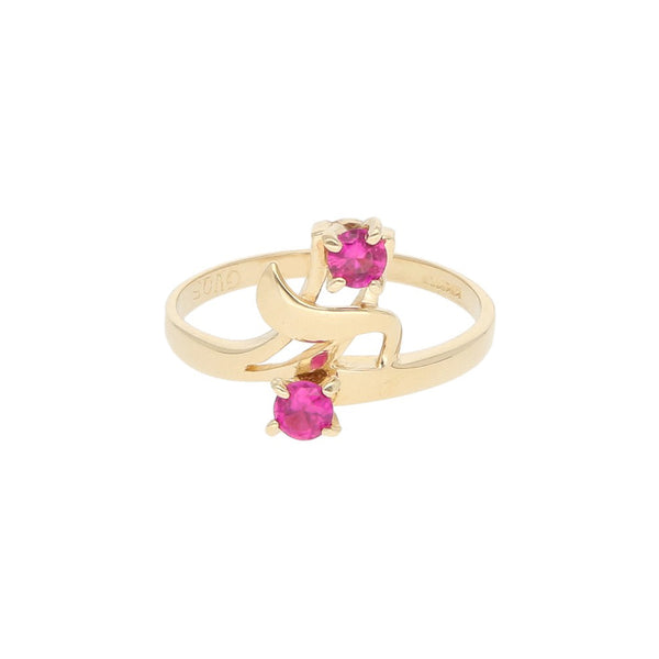 Anillo calado con sintéticos en oro amarillo 14 kilates.