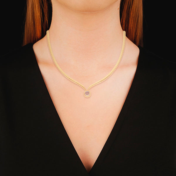 Gargantilla eslabón panza de víbora con aplicación de diamante en oro dos tonos 18 kilates.