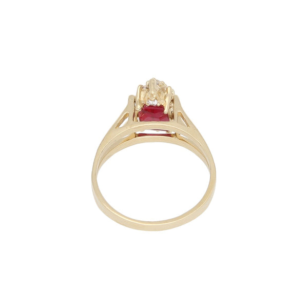 Anillo diseño especial con sintéticos en oro amarillo 14 kilates.