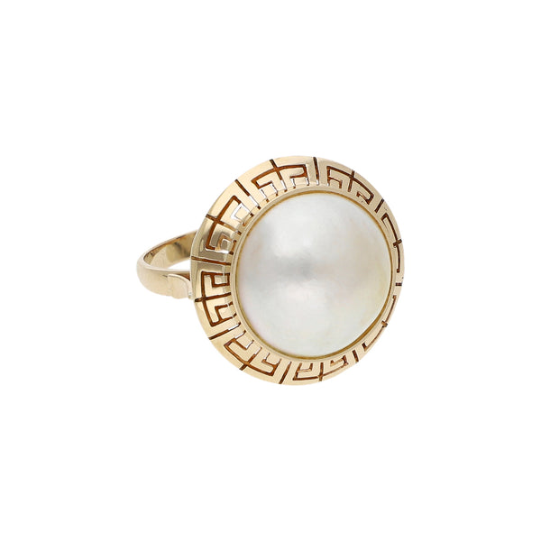 Anillo calado con media perla en oro amarillo 14 kilates.