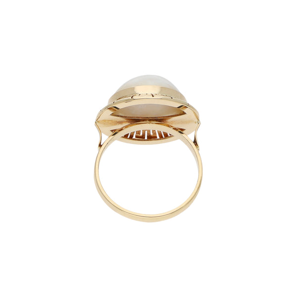 Anillo calado con media perla en oro amarillo 14 kilates.