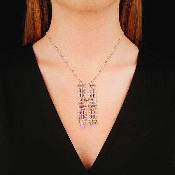 Gargantilla eslabón cruzado con colgante, diamantes y sintéticos firma Versace en oro rosa 18 kilates.