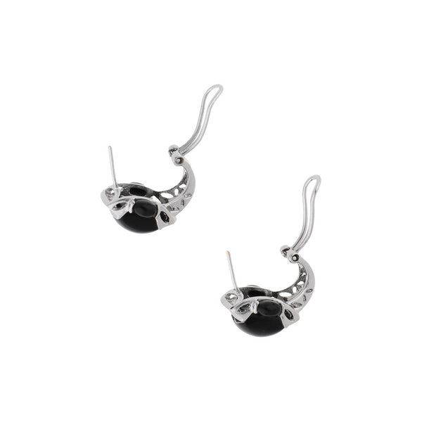 Juego de anillo y aretes diseño especial con diamantes y ónix en oro blanco 14 kilates.