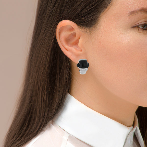 Juego de anillo y aretes diseño especial con diamantes y ónix en oro blanco 14 kilates.