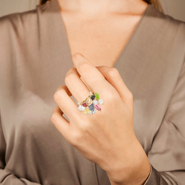 Anillo diseño especial firma Tous con perlas y cuarzos en oro amarillo 18 kilates.