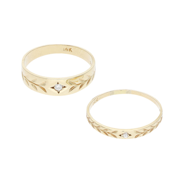 Dos anillos labrados con diamantes en oro amarillo 14 kilates.