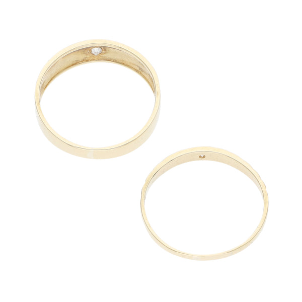 Dos anillos labrados con diamantes en oro amarillo 14 kilates.