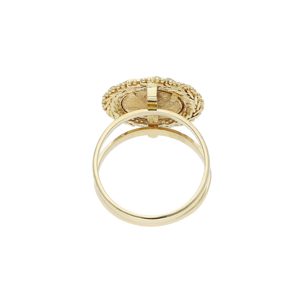Anillo boleado con aplicación motivo moneda en oro amarillo 14 kilates.