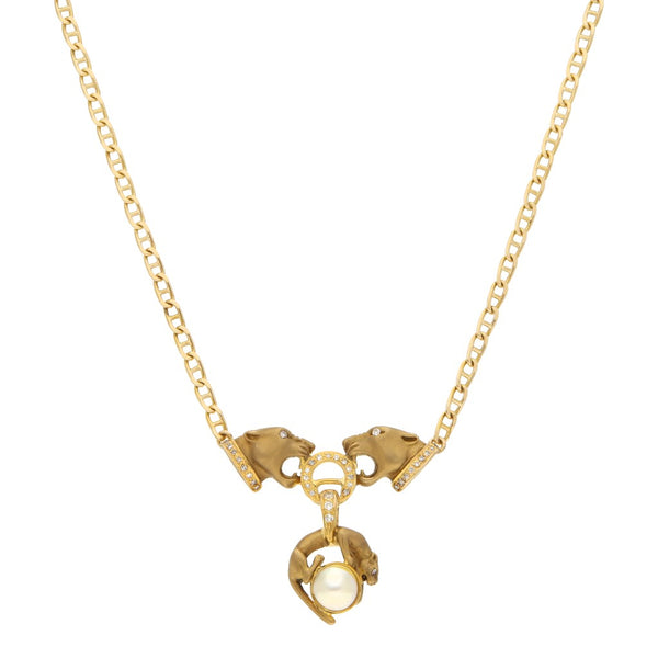 Collar eslabón nudo marino con aplicación y colgante motivo felinos con diamantes y perla en oro amarillo 18 kilates.