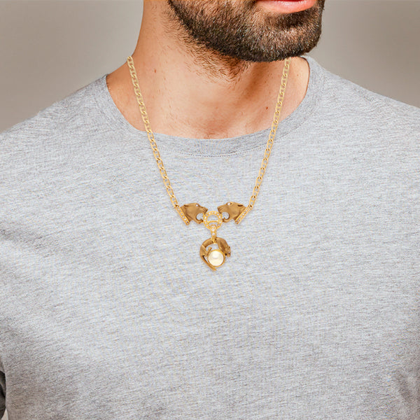 Collar eslabón nudo marino con aplicación y colgante motivo felinos con diamantes y perla en oro amarillo 18 kilates.