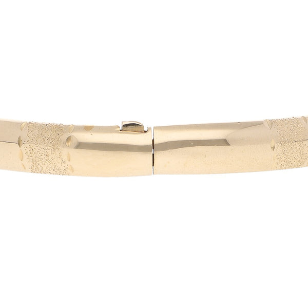 Pulsera de arillo labrada en oro amarillo 14 kilates.