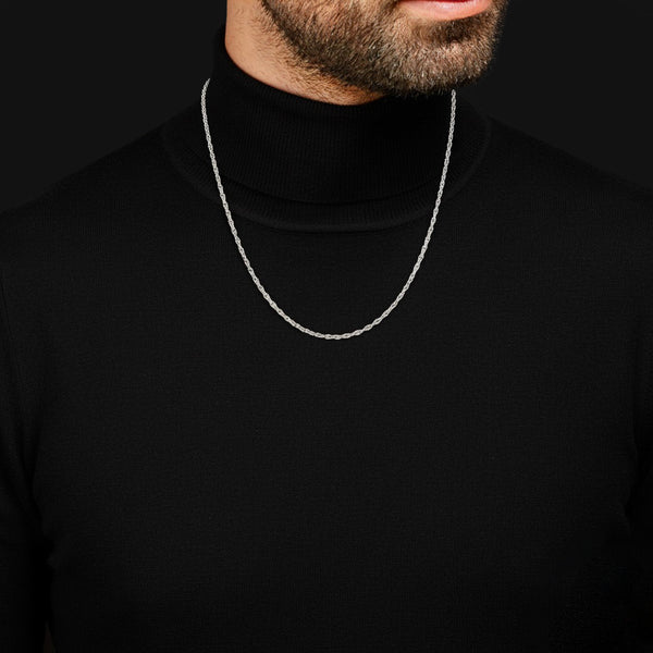 Collar eslabón cruzado firma Louis Vuitton en oro blanco 18 kilates.