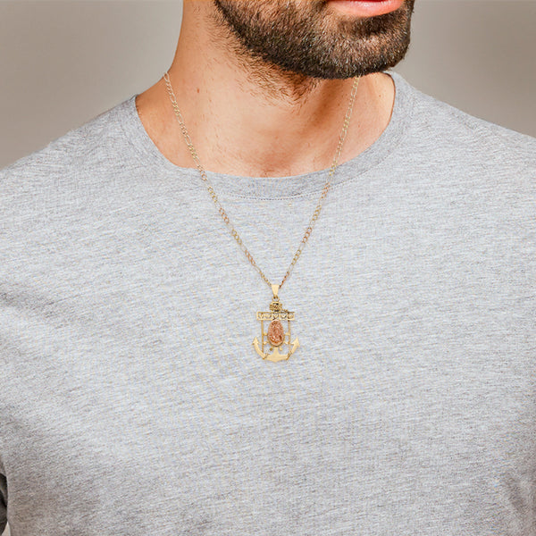 Collar de tres eslabones por uno y medalla tipo ancla motivo Virgen de Guadalupe en oro tres tonos 14 kilates.