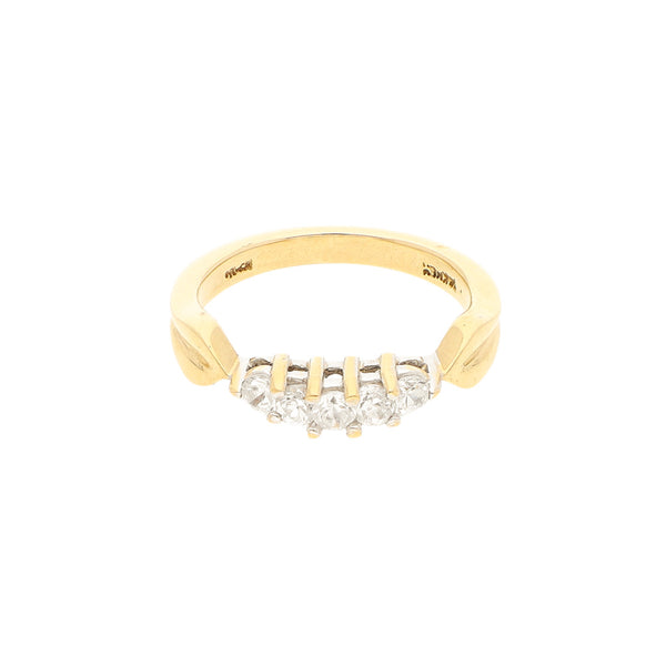 Anillo diseño especial con sintéticos en oro amarillo 14 kilates.