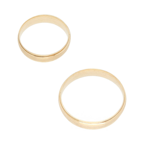 Dos argollas lisas en oro amarillo 14 kilates.