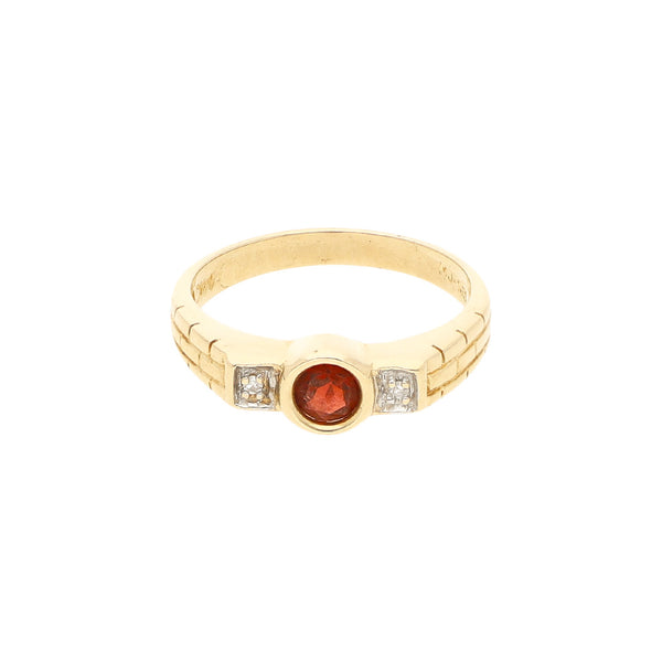 Anillo diseño especial con sintéticos en oro amarillo 14 kilates.