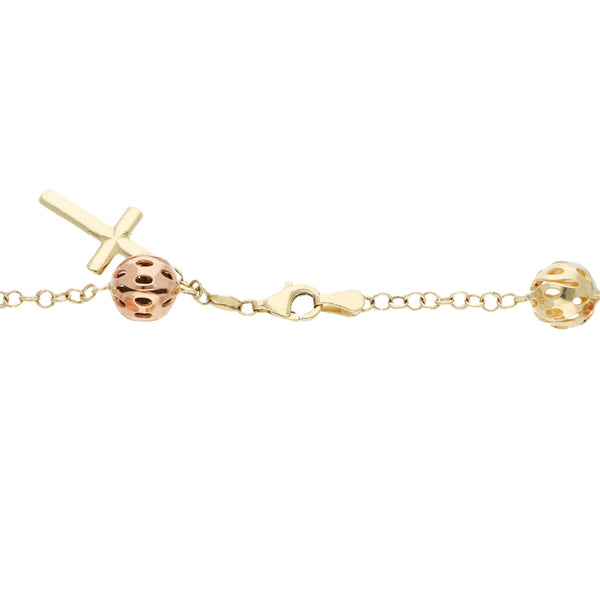 Pulsera eslabón cruzado con aplicaciones y colgante motivo cruz en oro tres tonos 14 kilates.