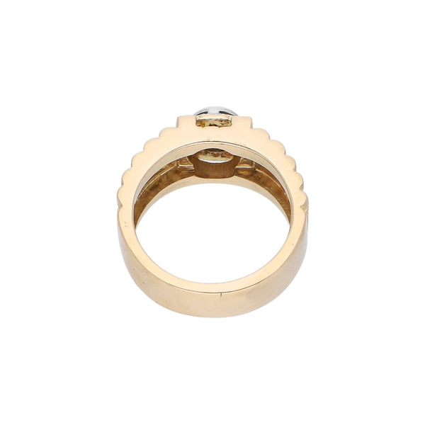 Anillo diseño especial con diamantes en oro amarillo 18 kilates.