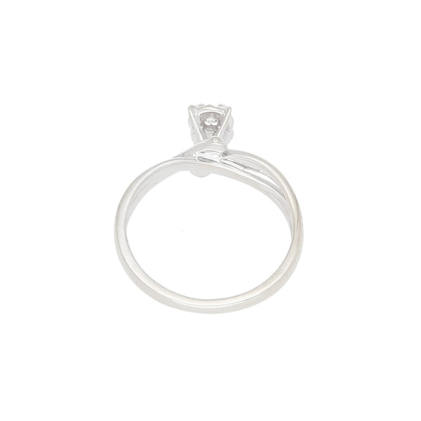Anillo de compromiso con diamante en oro blanco 14 kilates.