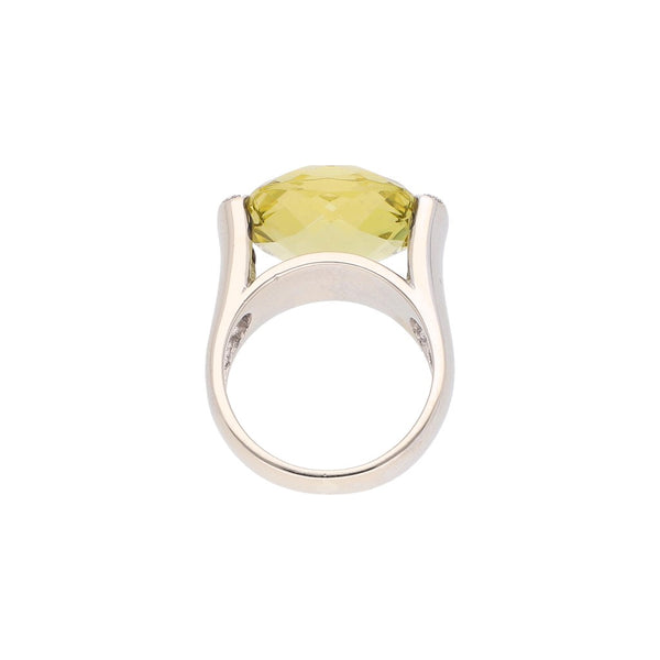Anillo diseño especial con diamantes y sintético en oro blanco 14 kilates.