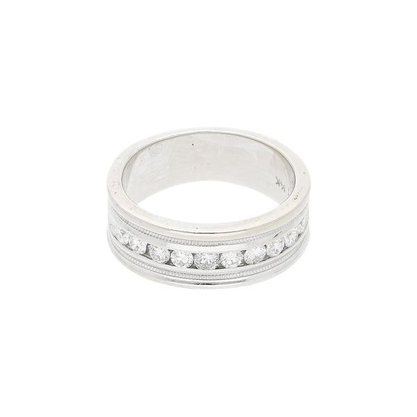 Argolla diseño especial con diamantes en oro blanco 14 kilates.