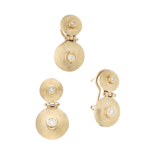 Juego de dije y aretes diseño especial con diamantes en oro amarillo 14 kilates.
