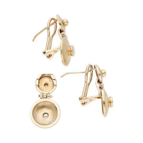 Juego de dije y aretes diseño especial con diamantes en oro amarillo 14 kilates.