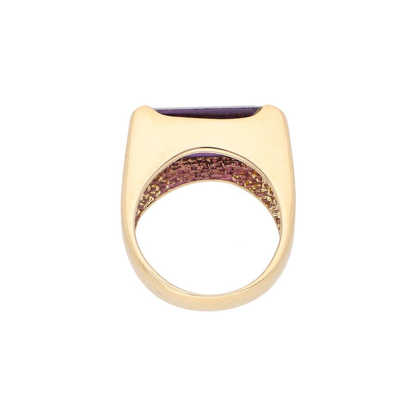 Anillo diseño especial con sintéticos en oro amarillo 18 kilates.