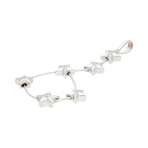 Dije estilizado motivo estrellas firma Omega con diamantes en oro blanco 18 kilates.