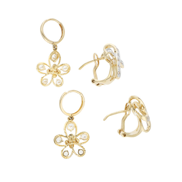Dos aretes calados con sintéticos en oro amarillo 12 kilates.
